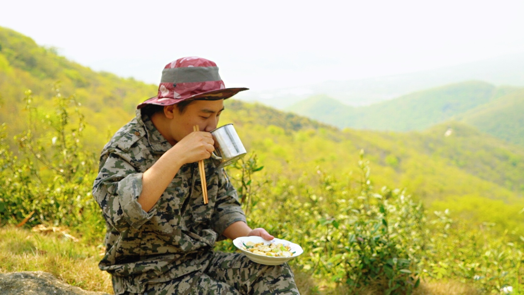 在我刚盘的山头上喝茶吃年糕,美滋滋@野食小哥